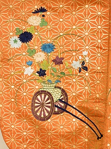 紅地麻葉繋花車模様縫箔 べにじあさのはつなぎはなぐるまもようぬいはく