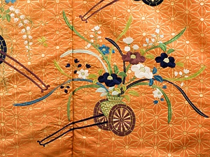紅地麻葉繋花車模様縫箔 べにじあさのはつなぎはなぐるまもようぬいはく