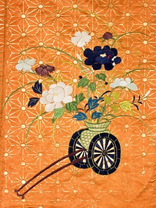 紅地麻葉繋花車模様縫箔 べにじあさのはつなぎはなぐるまもようぬいはく