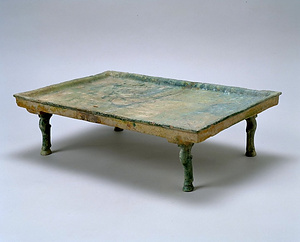 緑釉獣脚付方盤