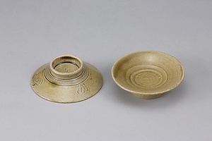 灰釉刻文小皿