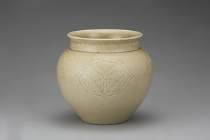 黄瀬戸釉蝶文花瓶