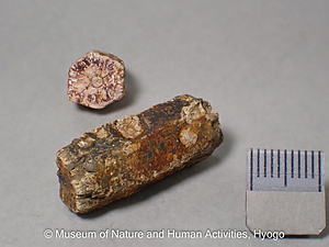 菫青石の仮晶（桜石）