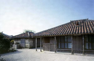 竹富町竹富島（島の農村集落　沖縄） たけとみちょう　たけとみじま（しまののうそんしゅうらく　おきなわ）