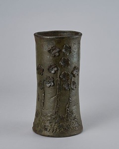 褐釉貼付梅文筒花生