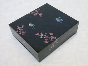 青貝塗 桜に燕文色紙箱