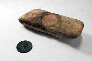 西野山１号墳出土　倣製鳥頭四獣鏡　附　石枕 にしのやま１ごうふんしゅつど　ぼうせいちょうとうしじゅうきょう　つけたり　いしまくら