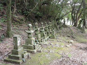 浅浦嬉野氏墓地の人形墓石墓 あさうらうれしのしぼちのひとがたぼせきぼ