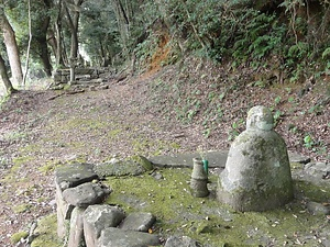 浅浦嬉野氏墓地の人形墓石墓 あさうらうれしのしぼちのひとがたぼせきぼ