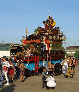 諏訪講の山車と人形（神功皇后・源頼義） すわこうのだしとにんぎょう（じんぐうこうごう・みなもとのよりよし）