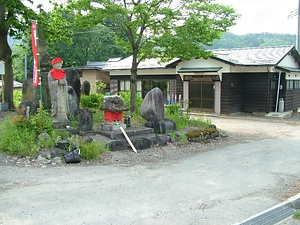 赤芝の草木塔 あかしばのそうもくとう
