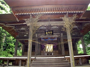 葺不合神社本殿・拝殿　附　二の鳥居 ふきあえずじんじゃほんでん・はいでん　つけたり　にのとりい
