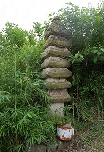 白粉石の多重塔 しらこいしのたじゅうとう