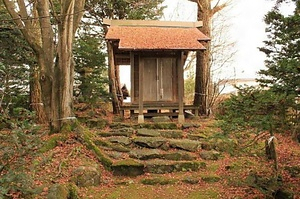 鳥潟会館（旧鳥潟家住宅）　主屋　土蔵　茶室　茶室待合　四阿　社殿　表門　中門 とりがたかいかん（きゅうとりがたけじゅうたく）　しゅおく　どぞう　ちゃしつ　ちゃしつまちあい　あずまや　しゃでん　おもてもん　ちゅうもん