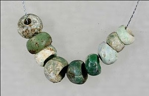 柏木B遺跡環状土籬出土品（石棒12、玉類140） かしわぎびいいせきかんじょうどりしゅつどひん