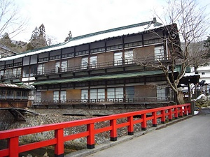 積善館の向新