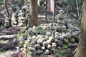 真福寺裏山五輪塔群及び宝篋印塔群 しんぷくじうらやまごりんとうぐんおよびほうきょういんとう