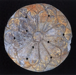 豊臣期金箔押菊文大飾瓦