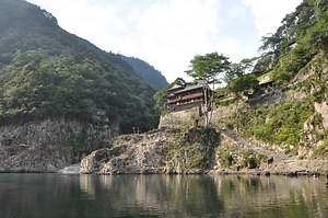 瀞ホテル本館<BR/>　附　宿屋営業許可願　１点<BR/>          昭和２２年８月８日の記がある<BR/>