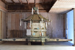 黒漆金銅装神輿<br />
　　慶長九年九月の墨書銘がある<br />
　附　黒漆金銅装神輿　１基<br />
　　　 再興銘板　　 　 １面<br />
