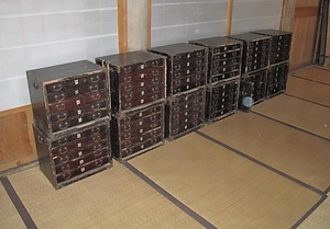 願成寺の黄檗鉄眼版大般若波羅蜜多経および収納木製箪笥<br />
