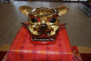 邇保姫神社の獅子舞<br />
(附)木造獅子頭(延享四年在銘)　一面 にほひめじんじゃのししまい<br />
(つけたり)もくぞうししがしら(えんきょうよねんざいめい)　いちめん