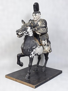 男神騎馬像　附脛当１組、鐙１掛、太刀２振、勝手権現御弓箱１箱