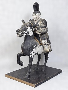 男神騎馬像　附脛当１組、鐙１掛、太刀２振、勝手権現御弓箱１箱