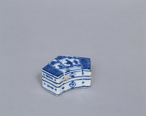 染付結文香合