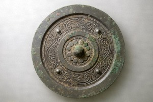 雲気禽獣文鏡