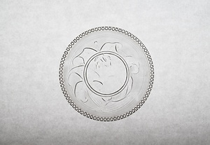 プレス千筋に百合文ガラス皿