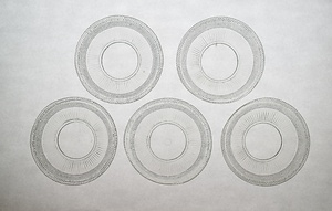 プレス旭光に縦筋・魚子文ガラス皿