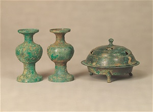 一面器（火舎一口、華瓶二口、六器（台皿つき）六口） いちめんき（かしゃ1くち、けびょう2くち、ろっき（だいさらつき）6くち）