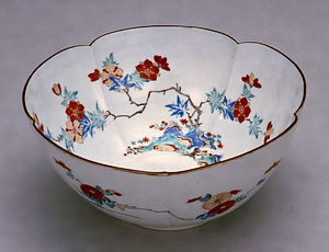 伊万里色絵花卉文輪花鉢（柿右衛門様式） いまりいろえかきもんりんかばち（かきえもんようしき）