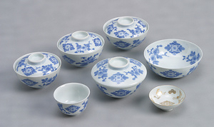 染付朝香宮家紋付折技菊模様食器 あさかのみやかもんつきおりえだきくもようしょっき