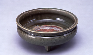青磁牡丹唐草彫文三足鉢（石菖鉢） せいじぼたんからくさぼりもんみつあしはち（せきしょうばち）