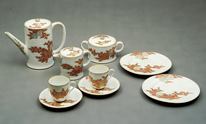 色絵杏葉紋付兎花唐草文喫茶具