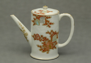 色絵杏葉紋付兎花唐草文喫茶具 いろえぎょうようもんつきうさぎはなからくさもんきっさぐ