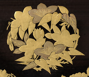 黒漆塗花枝円文蒔絵五段重 くろうるしぬりはなえだえんもんまきえごだんじゅう