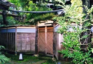 行形亭中門及び塀
