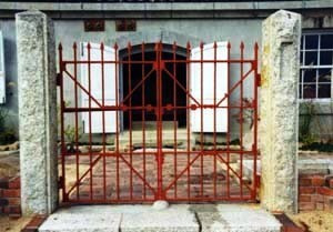 四国村クダコ島燈台退息所表門