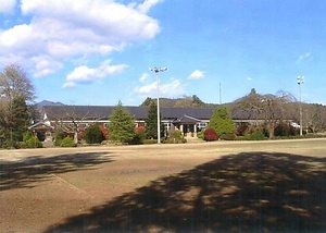 旧山本中学校杵原校舎管理教室棟 きゅうやまもとちゅうがっこうきねはらこうしゃかんりきょうしつとう