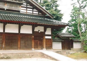 本岡家住宅内門及び築地塀 もとおかけじゅうたくうちもんおよびついじべい