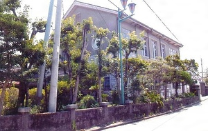旧天草教育会館正門及び塀 きゅうあまくさきょういくかいかんせいもんおよびへい