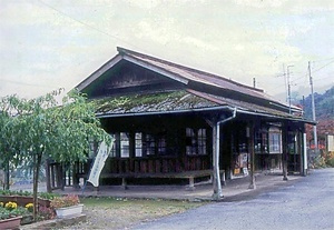 わたらせ渓谷鐵道上神梅駅本屋及びプラットホーム