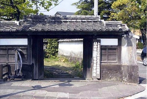 旧稲葉家別邸外塀及び東門 きゅういなばけべっていそとべいおよびひがしもん