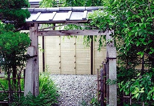 旧山川家住宅（山川登美子記念館）中門 きゅうやまかわけじゅうたく（やまかわとみこきねんかん）ちゅうもん