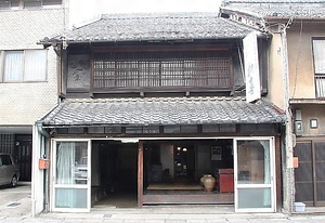 旧松喜仏壇店店舗兼主屋