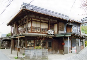 宇野家住宅主屋（旧高瀬入早商店店舗兼主屋） うのけじゅうたくしゅおく（きゅうたかせいりはやしょうてんてんぽけんしゅおく）