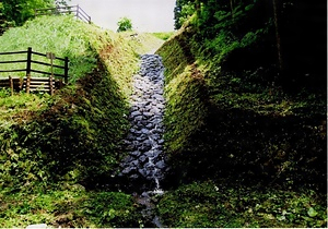 富吉沢石張水路工